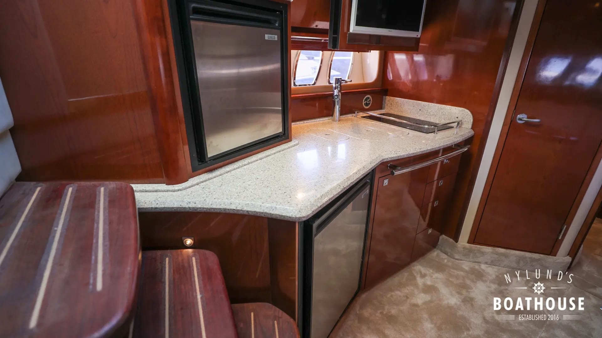 Sea Ray 395 Sundancer - Image 37