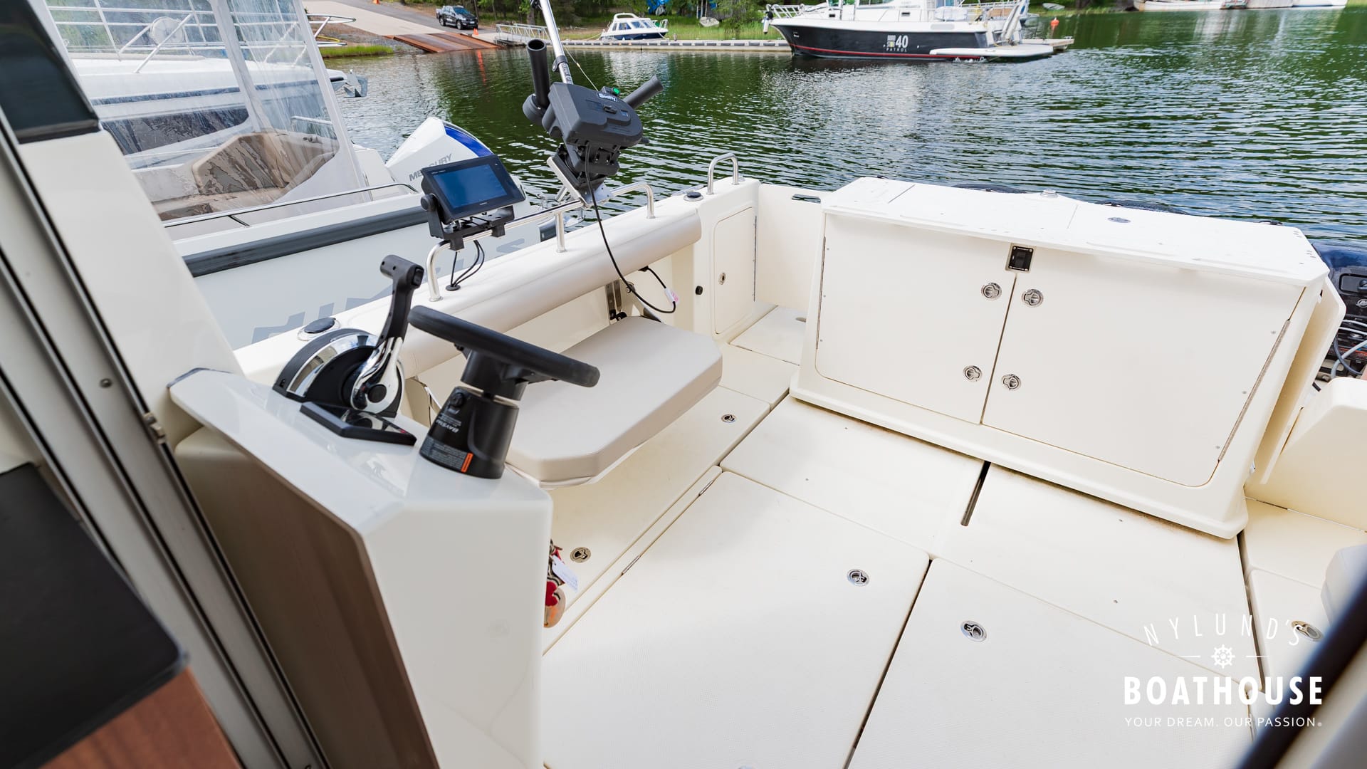Quicksilver 905 Pilothouse - Image 15