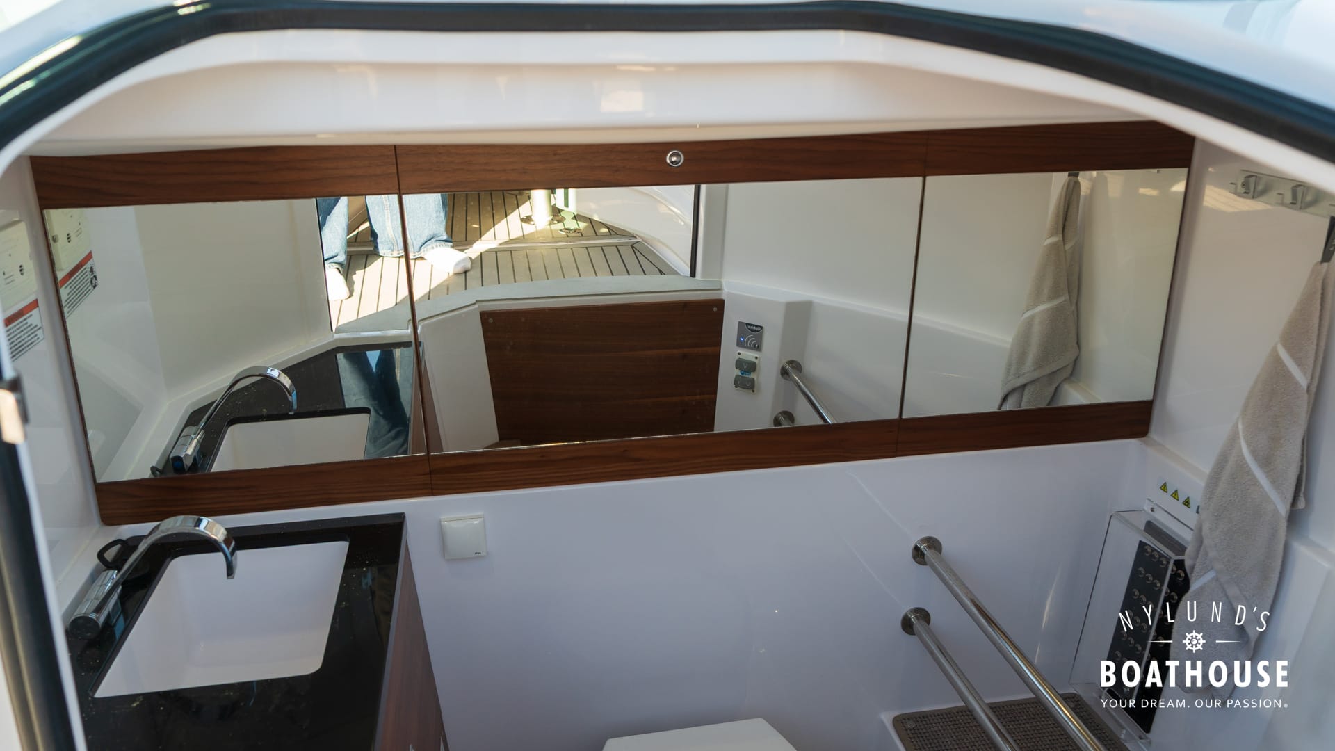 Axopar 28 Cabin - Image 91