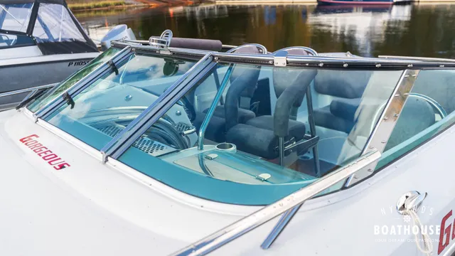 Hydrolift C-31 R Carbon — Exterior