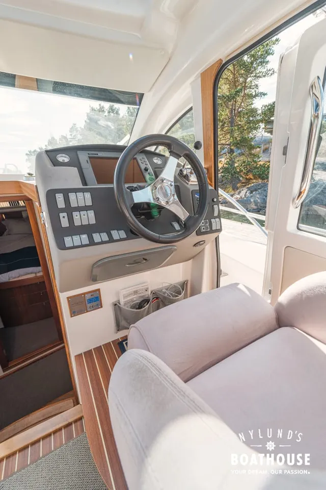 Nimbus 365 Coupe — Interior