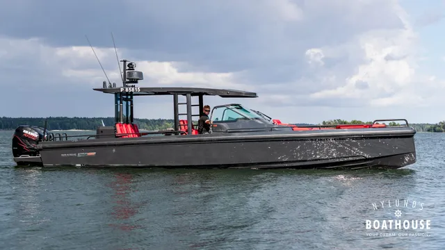 Axopar Brabus Shadow 800 Sun Top — En navigation