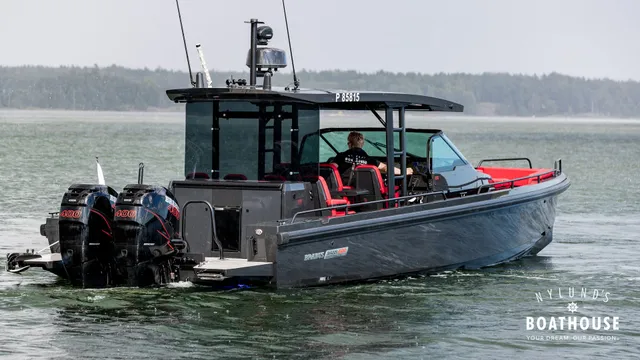 Axopar Brabus Shadow 800 Sun Top — En navigation