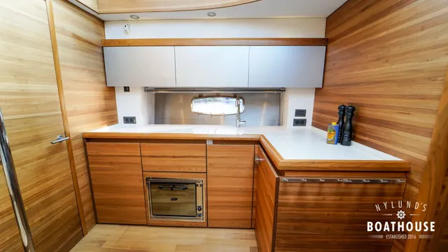 Sealine F46 — Intérieur