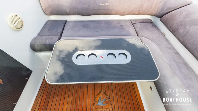 Hydrolift C-31 R Carbon — Interior