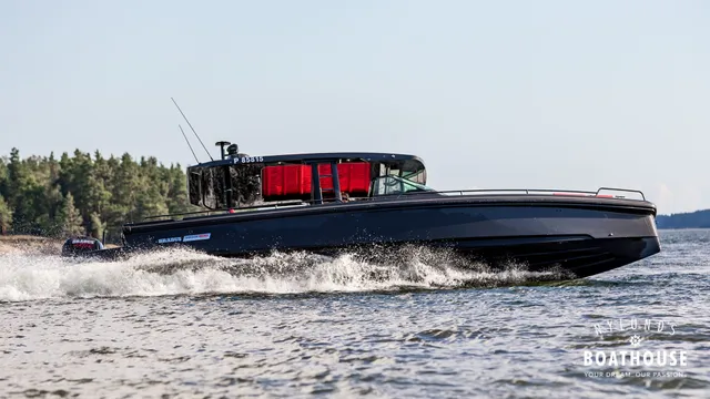 Axopar Brabus Shadow 800 Sun Top — En navigation