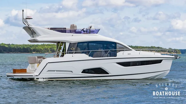 Sealine F430 — Cruising