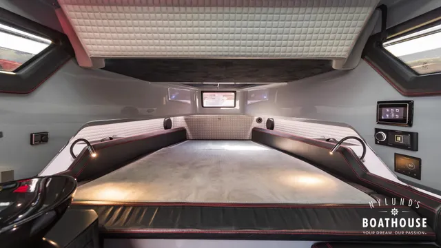 Axopar Brabus Shadow 800 Sun Top — Intérieur