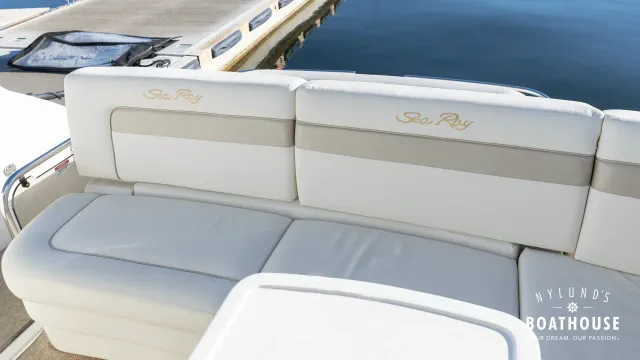Sea Ray 450 Sundancer — Exterior