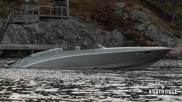 Donzi 28 Fearless Yacht — Navegando