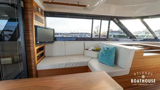 Sealine F46 — Intérieur