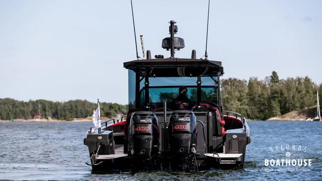 Axopar Brabus Shadow 800 Sun Top — En navigation