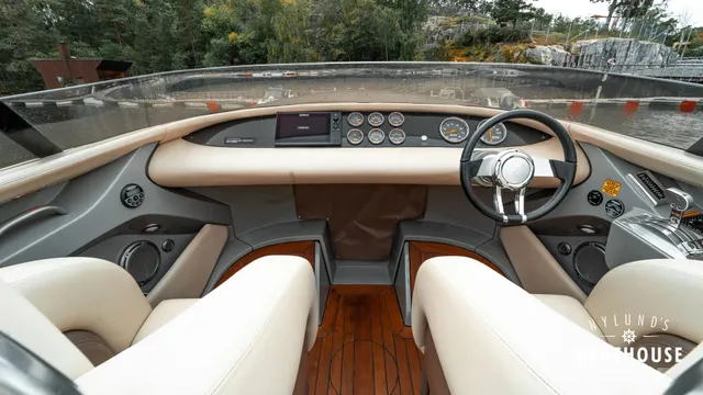 Donzi 28 Fearless Yacht — Exterior