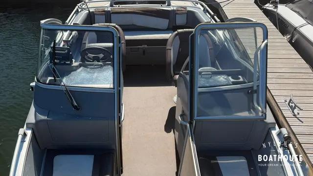 Buster Magnum — Exterior
