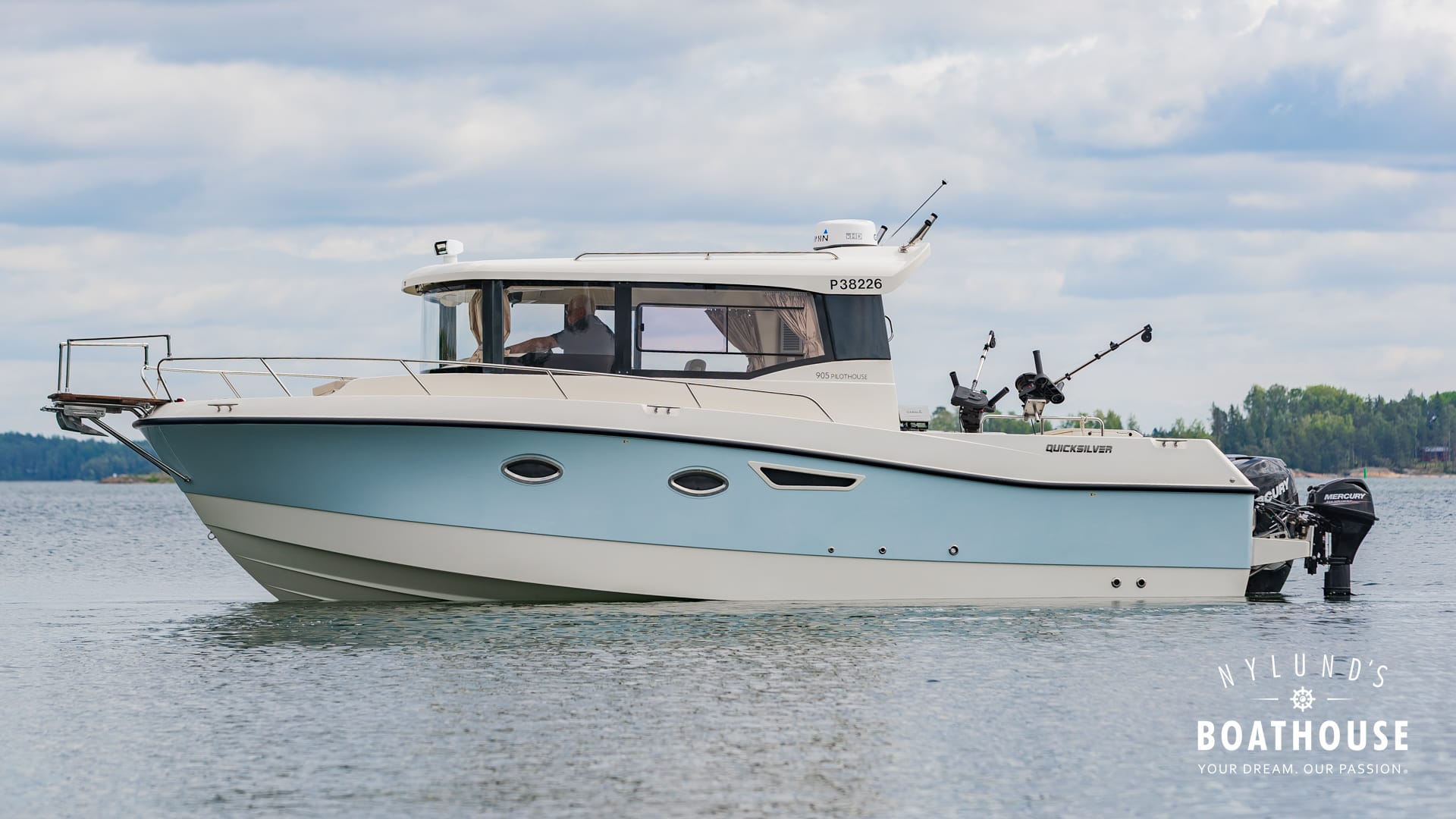 Quicksilver 905 Pilothouse - Image 11
