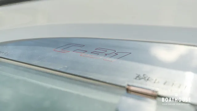 Hydrolift C-31 R Carbon — Exterior