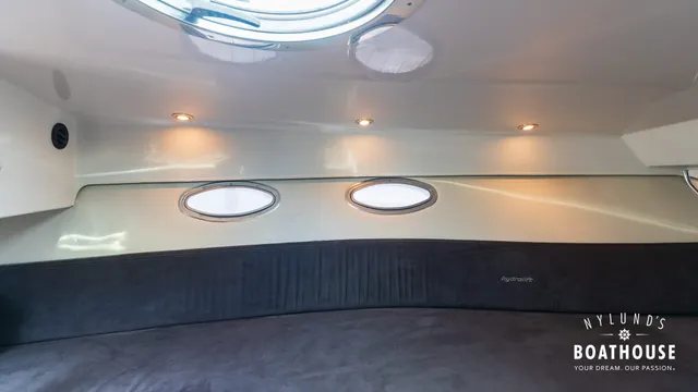 Hydrolift C-31 R Carbon — Interior