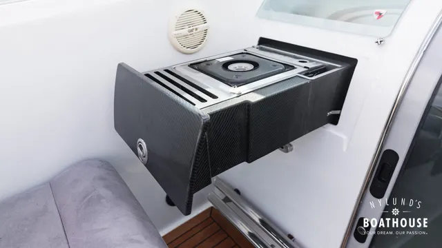 Hydrolift C-31 R Carbon — Interior