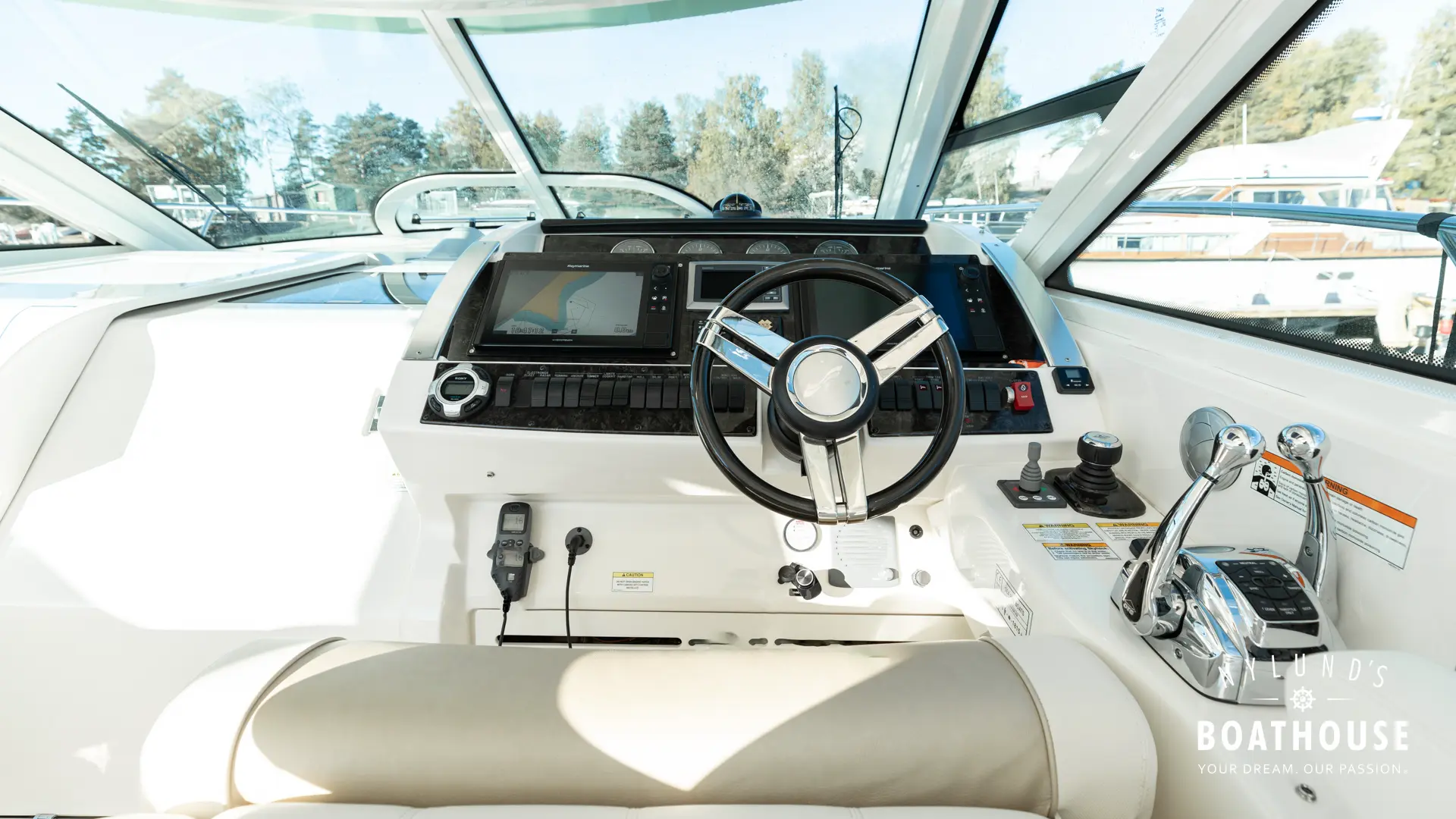 Sea Ray 450 Sundancer - Image 32