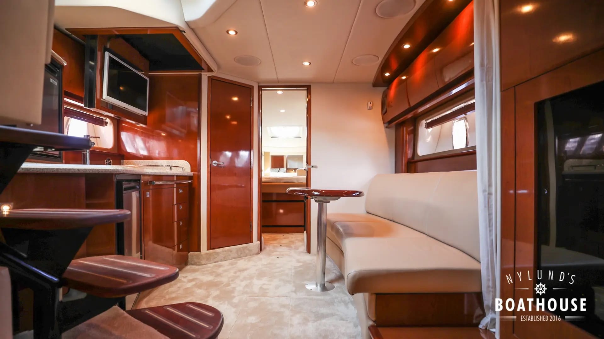 Sea Ray 395 Sundancer - Image 40