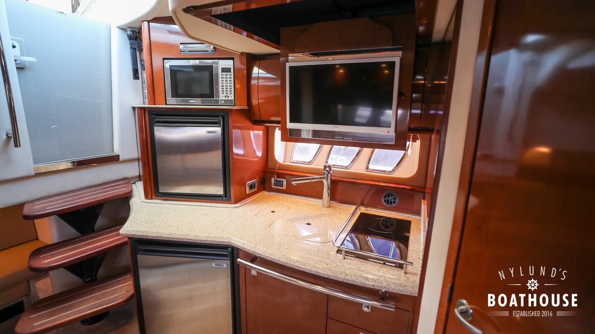 Sea Ray 395 Sundancer - Image 33