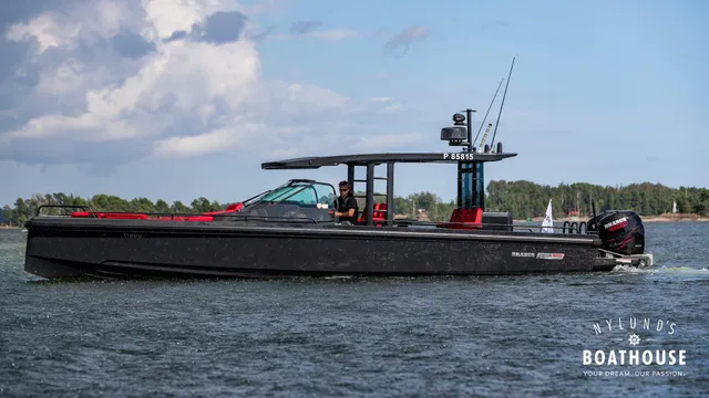 Axopar Brabus Shadow 800 Sun Top — En navigation