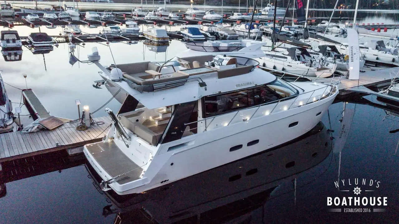 Sealine F46 — Extérieur