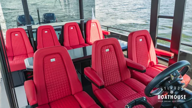 Axopar Brabus Shadow 800 Sun Top — Intérieur