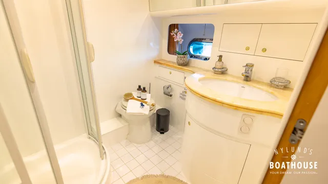 Elegance 68 — Interior