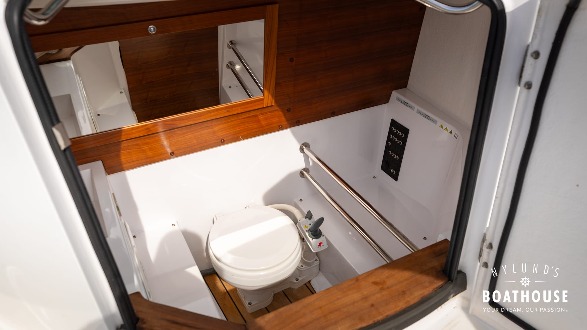 Axopar 28 Cabin - Image 5
