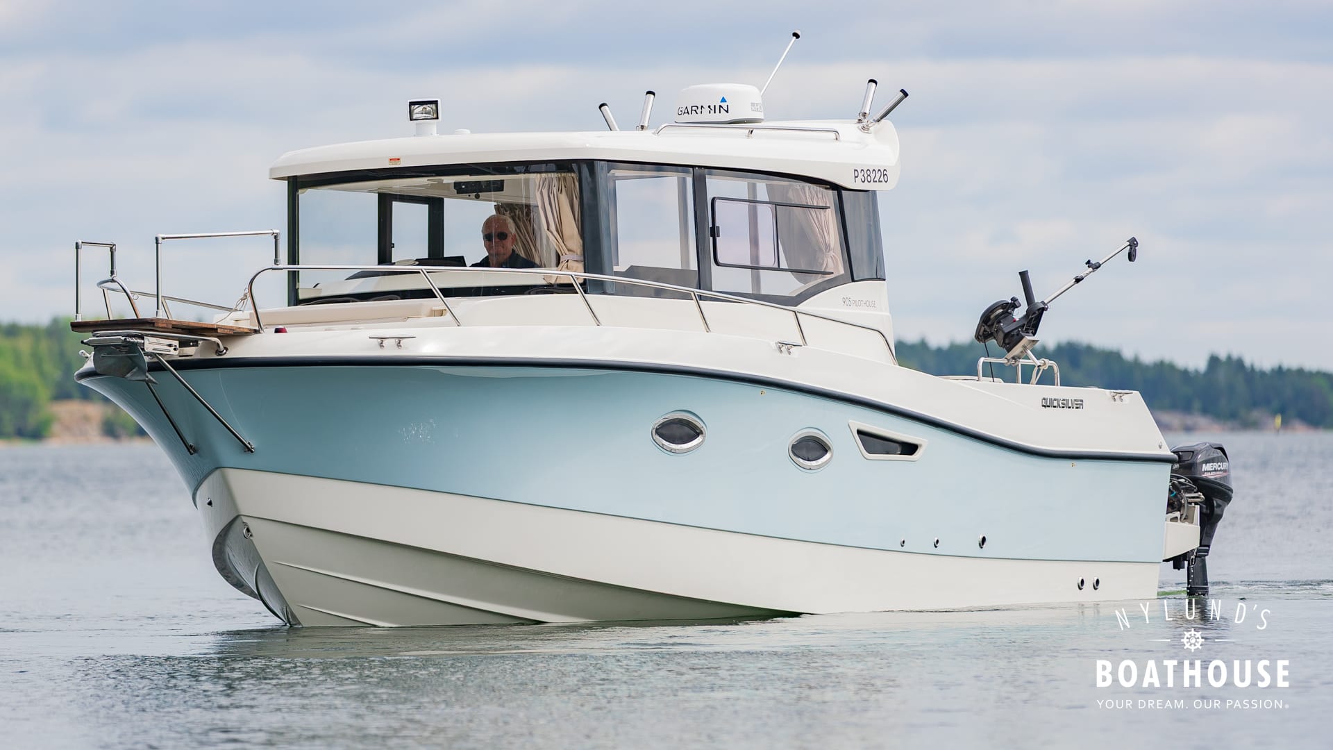 Quicksilver 905 Pilothouse - Image 12