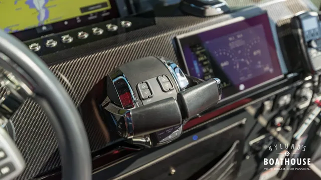 Axopar Brabus Shadow 800 Sun Top — Extérieur
