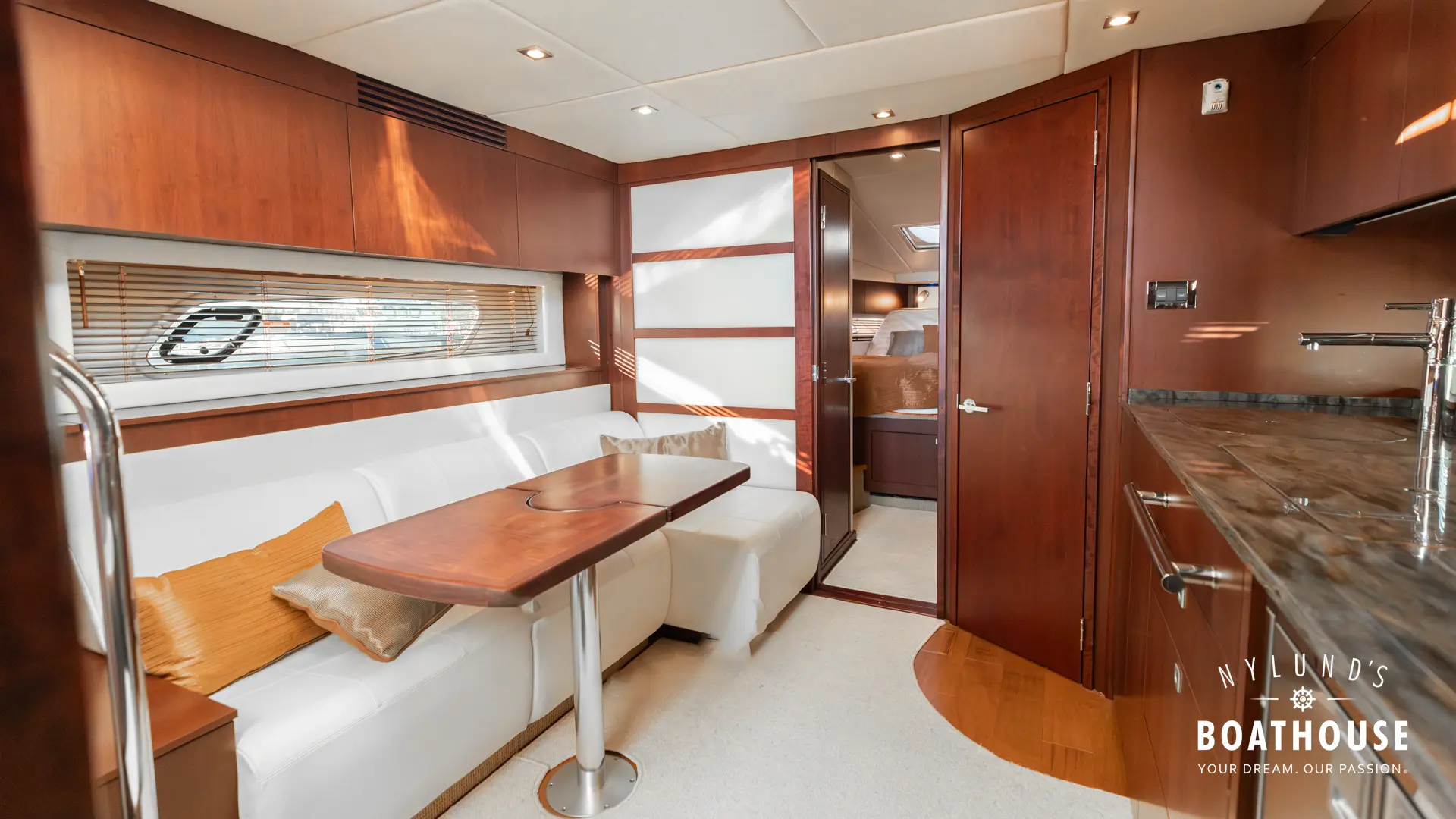 Sea Ray 450 Sundancer - Image 50