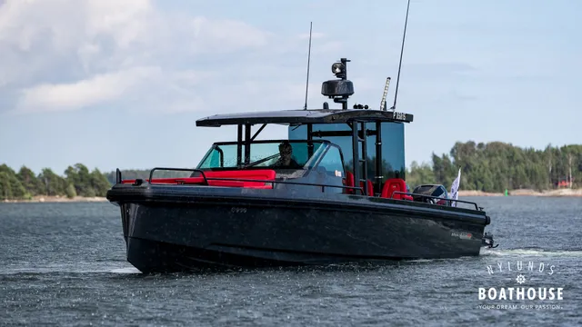 Axopar Brabus Shadow 800 Sun Top — En navigation
