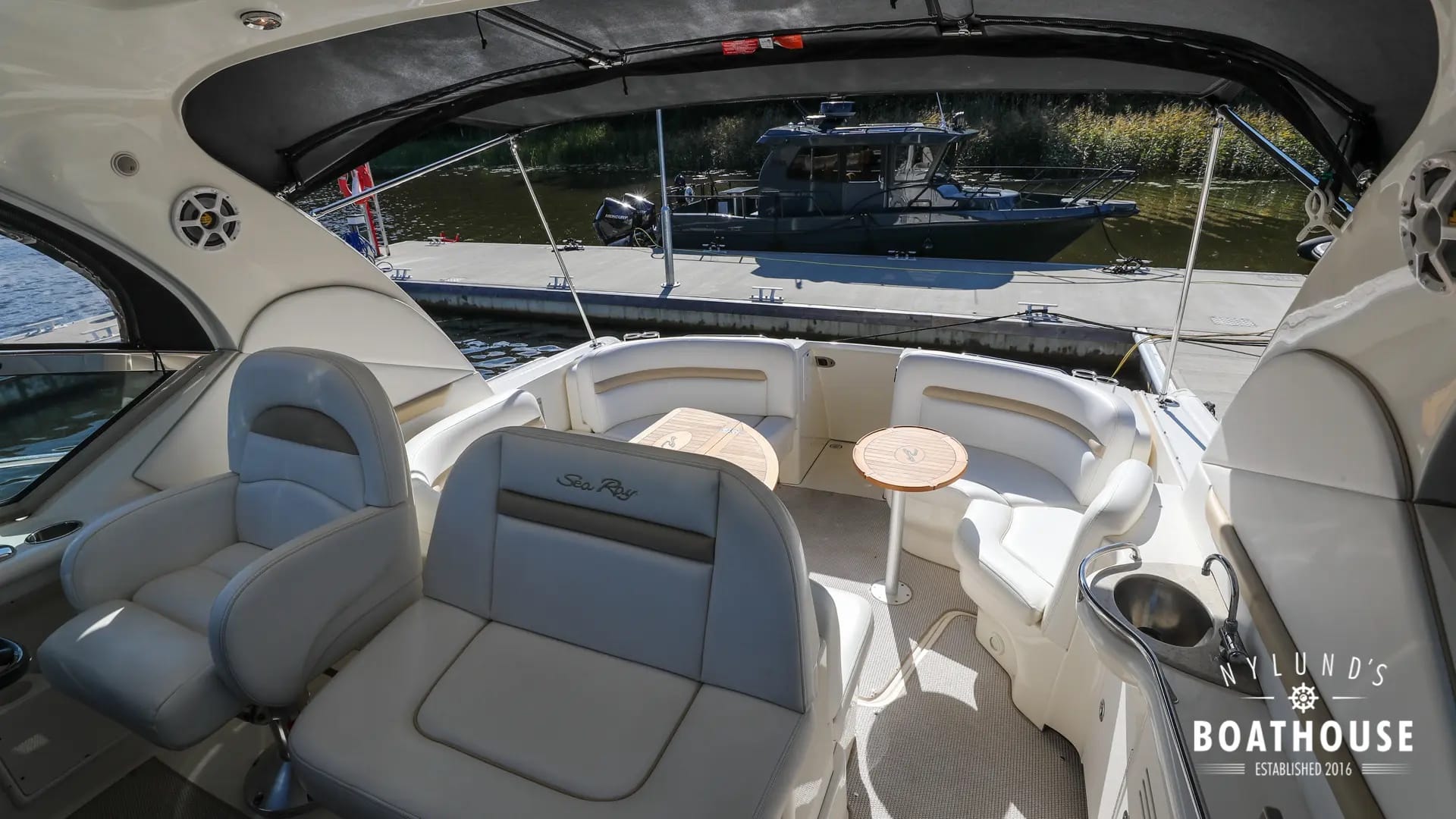 Sea Ray 395 Sundancer - Image 20