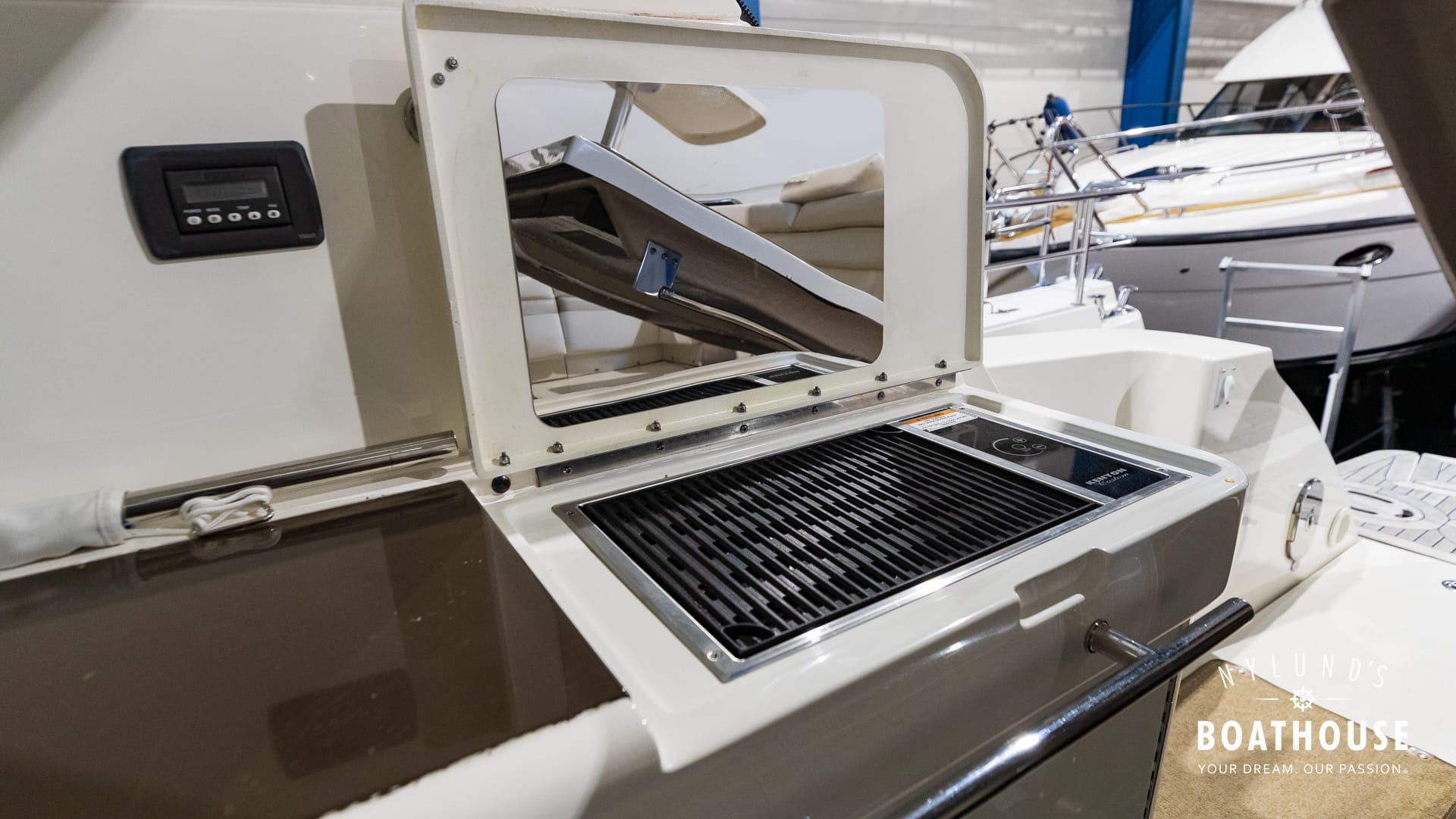 Sea Ray 450 Sundancer - Image 84
