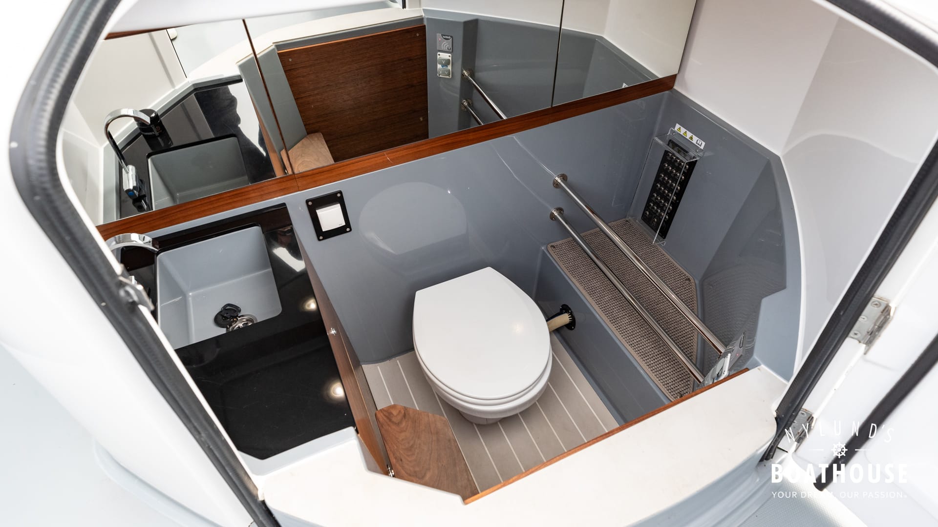 Axopar 28 Cabin - Brabus Line - Image 20