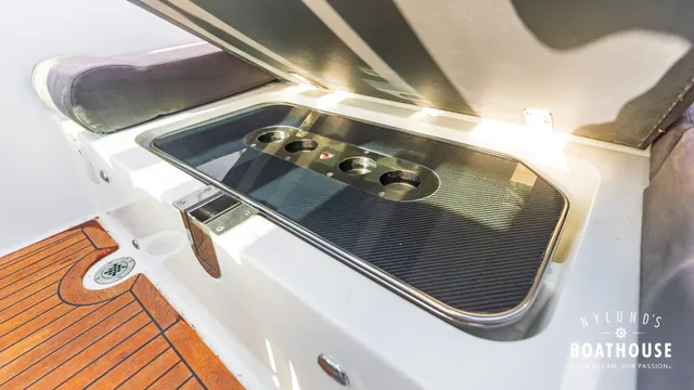 Hydrolift C-31 R Carbon — Exterior