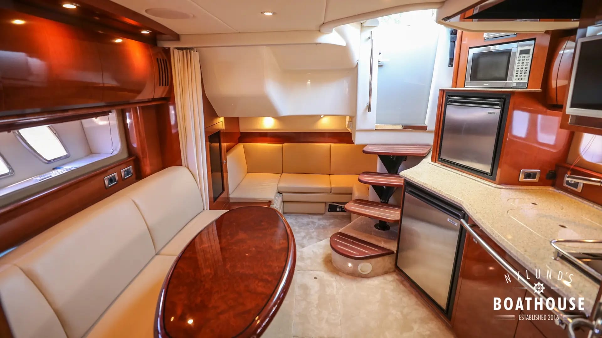 Sea Ray 395 Sundancer - Image 26
