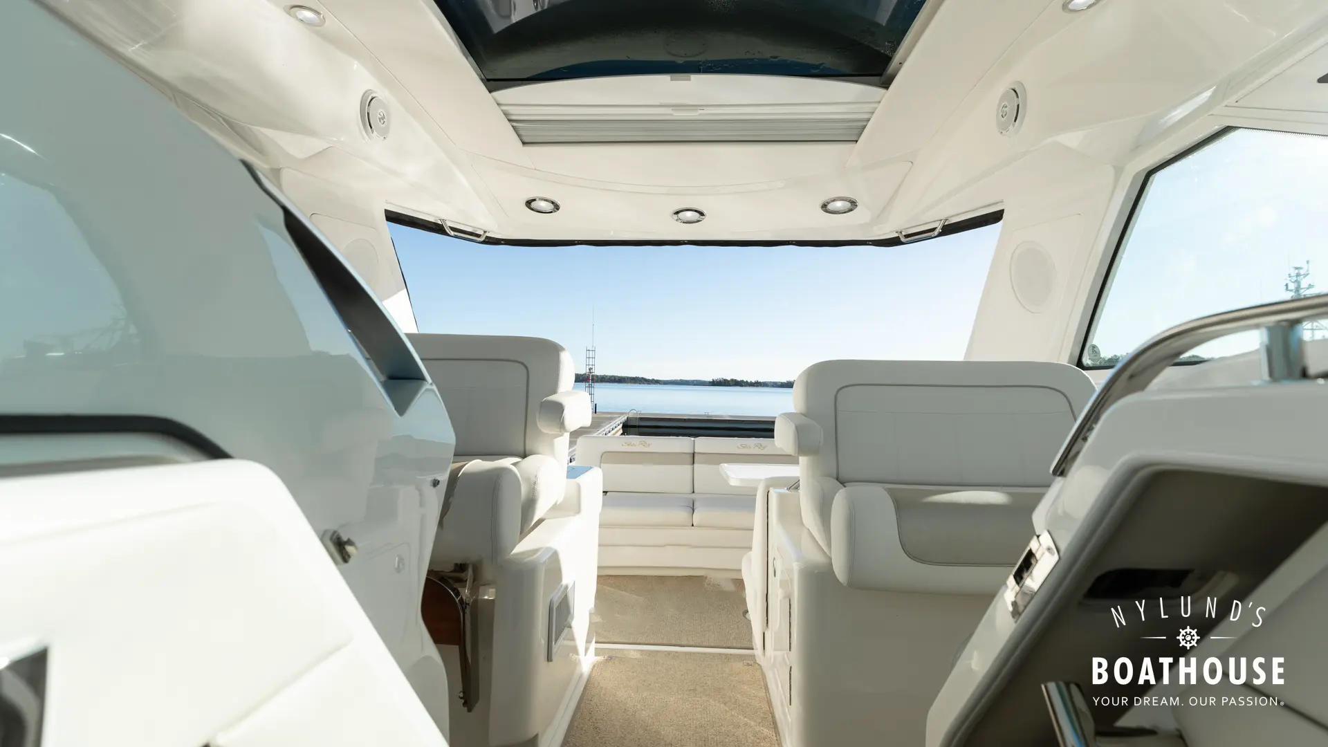 Sea Ray 450 Sundancer - Image 20