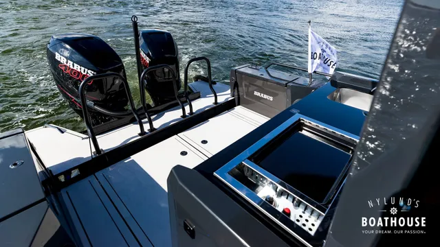 Axopar Brabus Shadow 800 Sun Top — En navigation