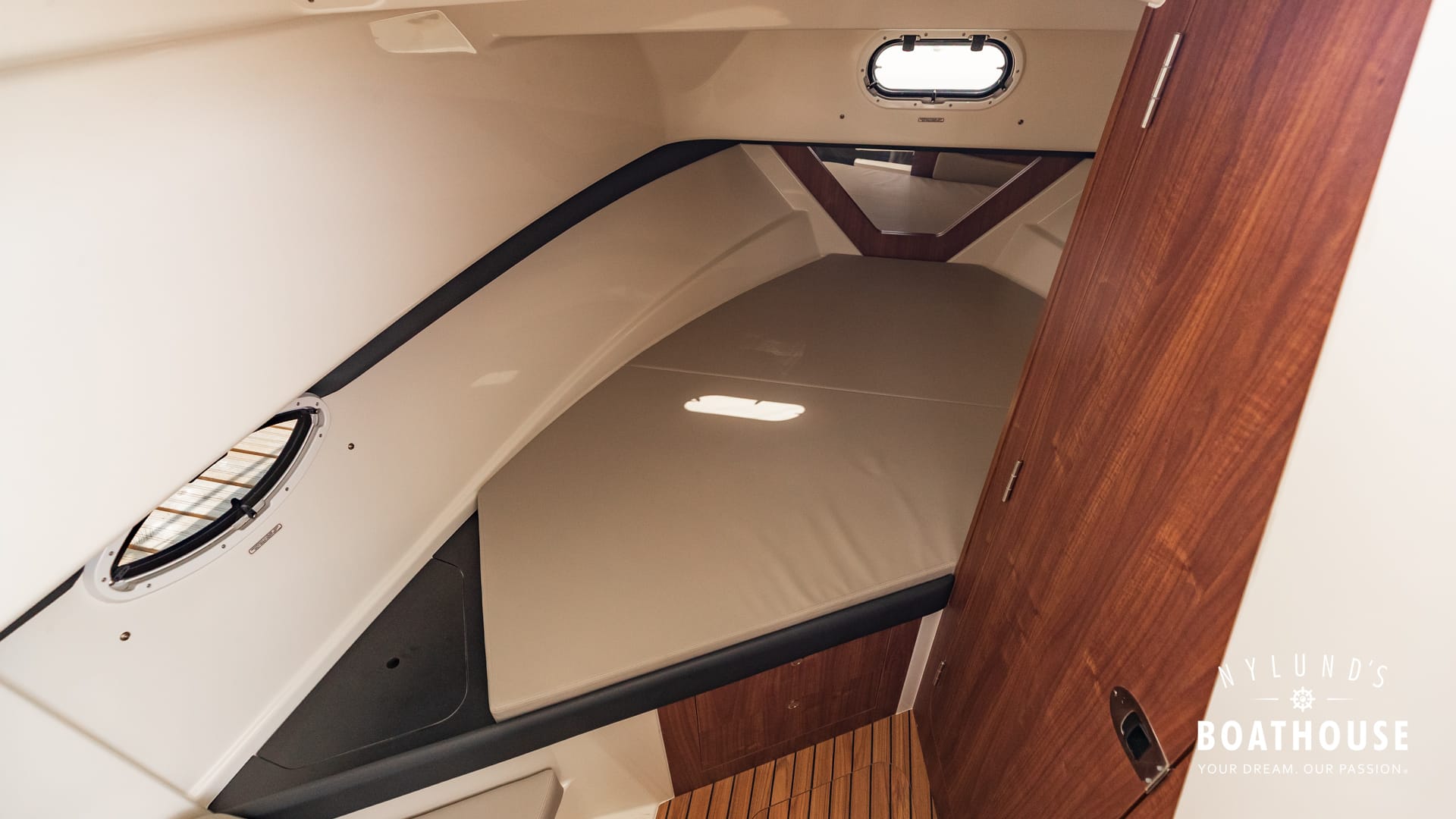 Quicksilver 905 Pilothouse - Image 54