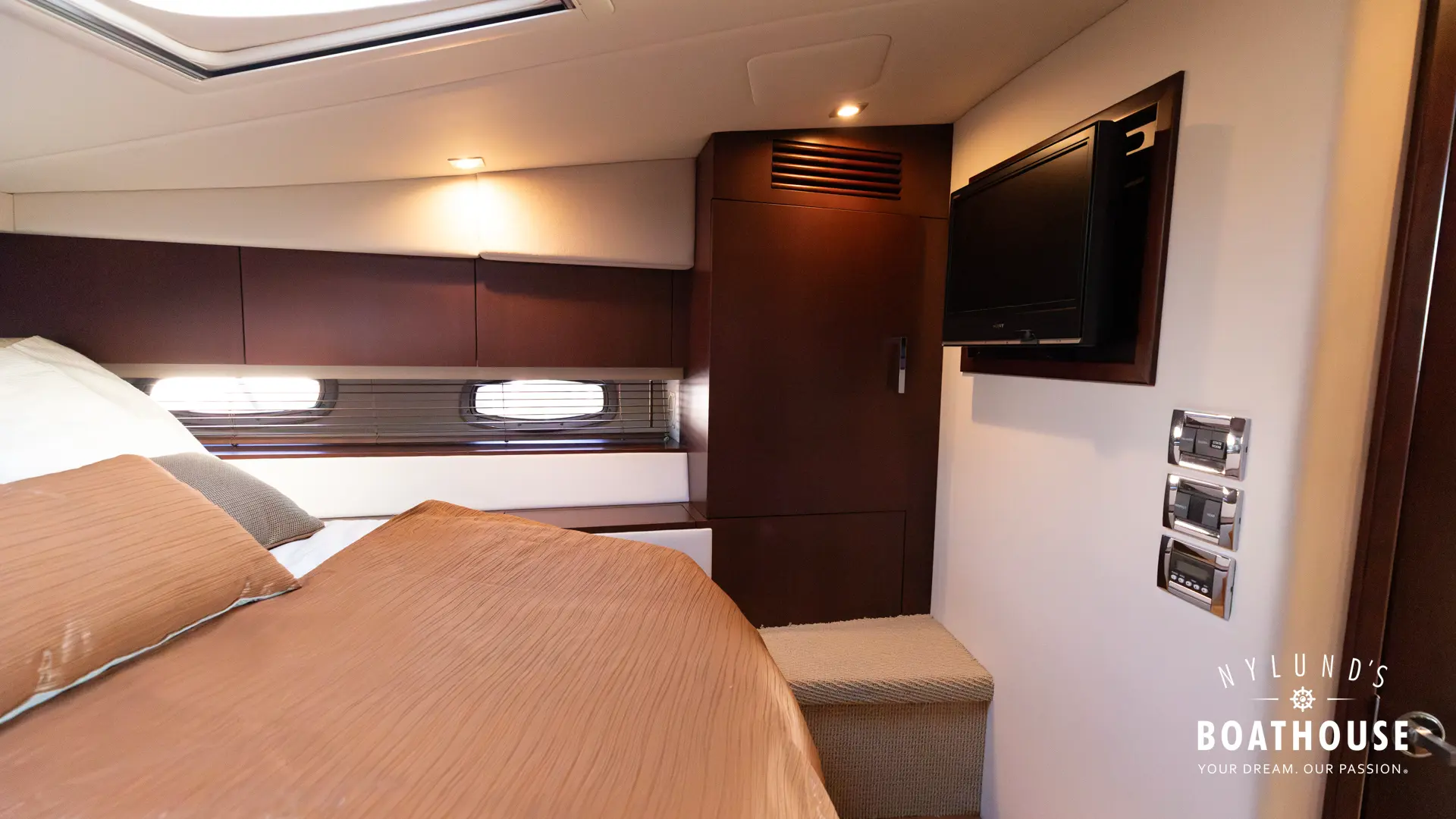 Sea Ray 450 Sundancer - Image 74