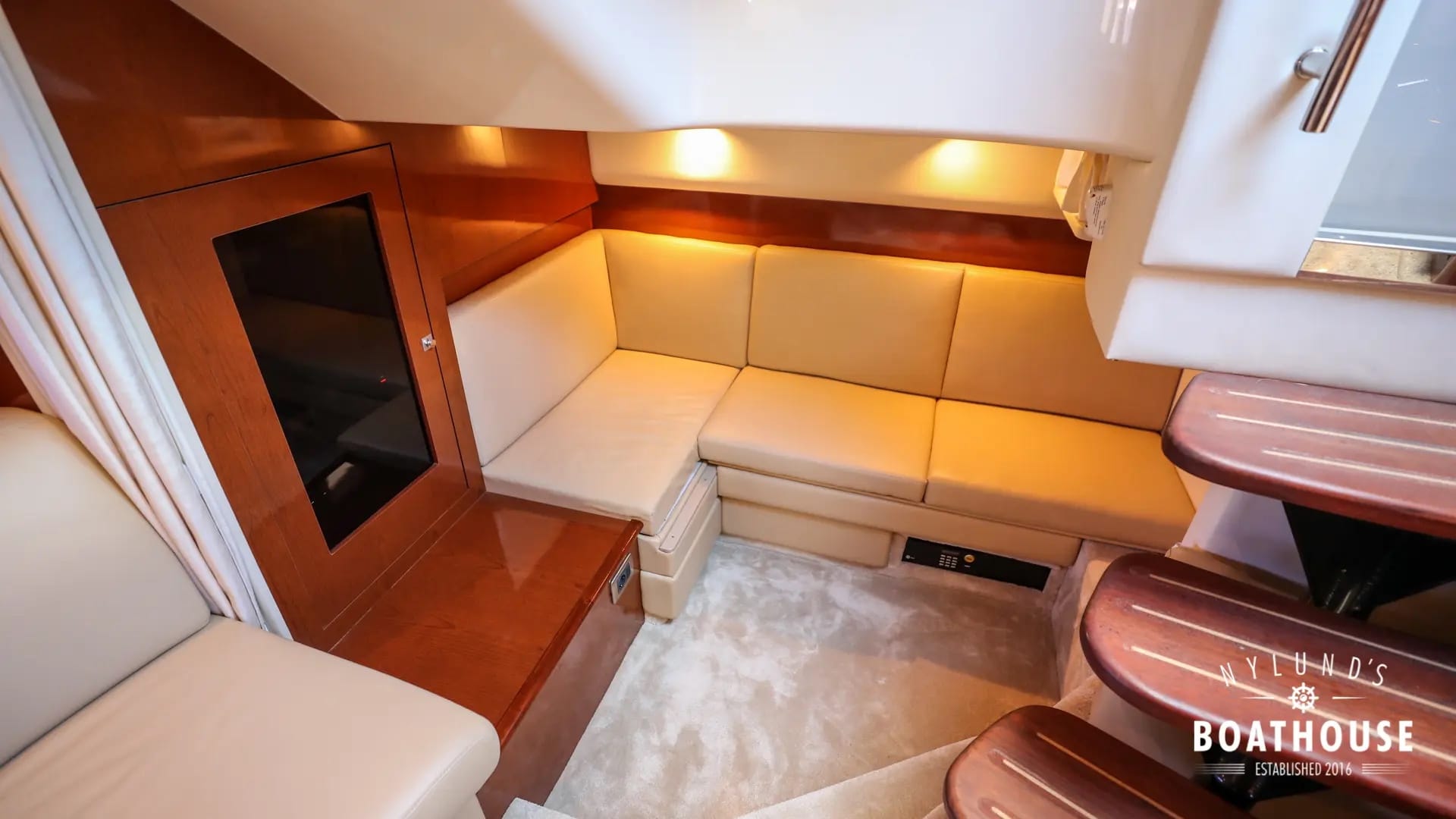 Sea Ray 395 Sundancer - Image 34