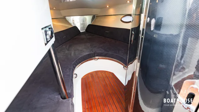 Hydrolift C-31 R Carbon — Interior