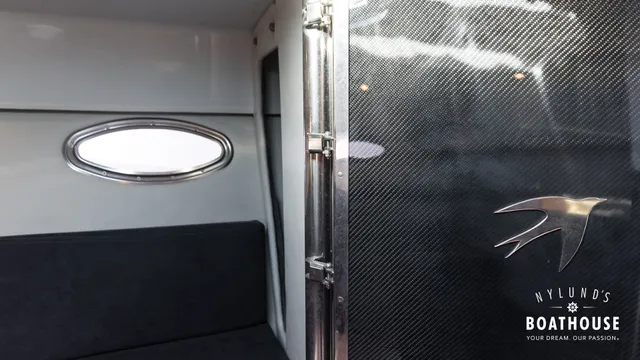 Hydrolift C-31 R Carbon — Interior