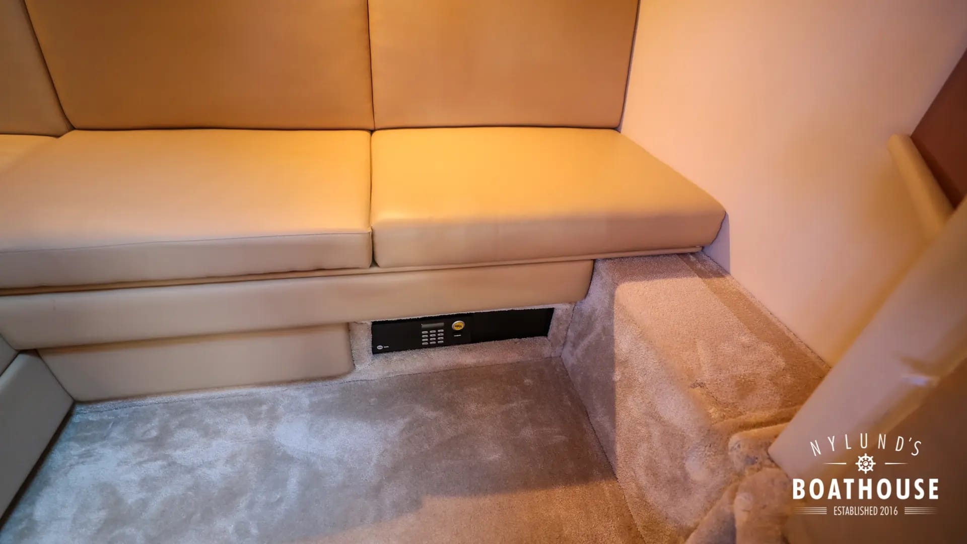 Sea Ray 395 Sundancer - Image 35