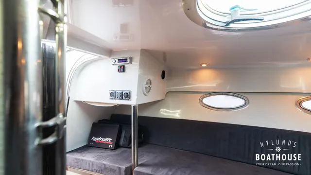 Hydrolift C-31 R Carbon — Interior