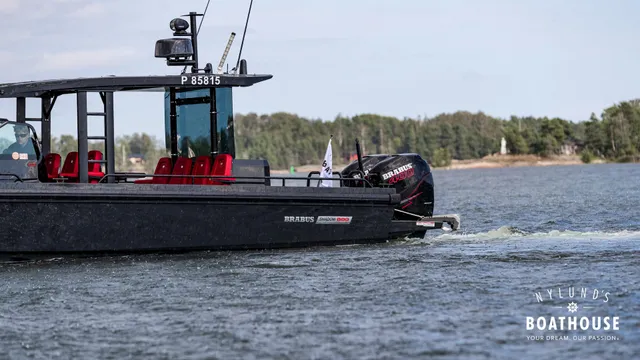 Axopar Brabus Shadow 800 Sun Top — En navigation