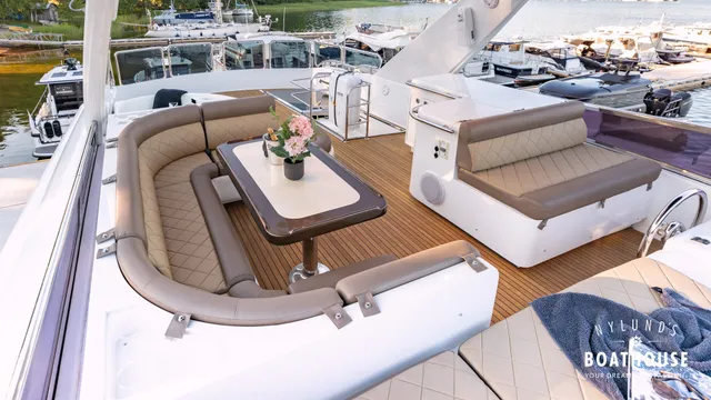 Elegance 68 — Exterior